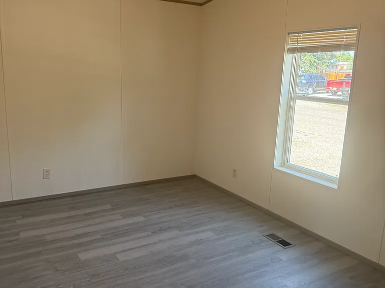 930 Elm Dr — Photo 7
