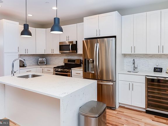 4th image of 152 Carson St