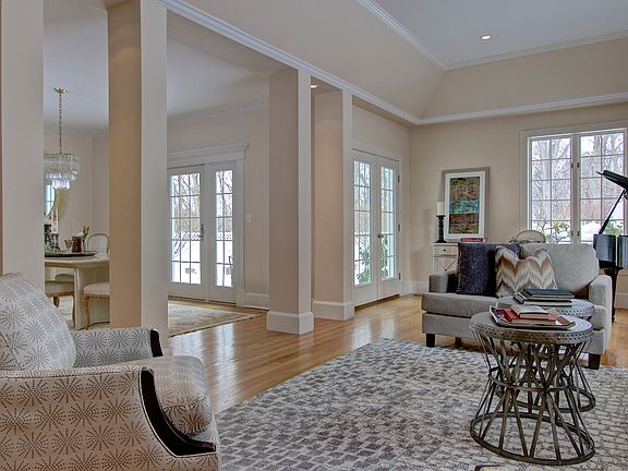 Living Rm opens to Dining R 