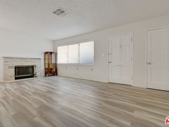 3rd image of 1422 W 111th Pl