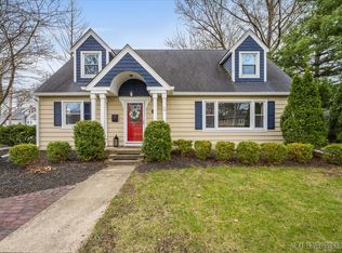 27 Woodlawn St, Geneva, IL 60134