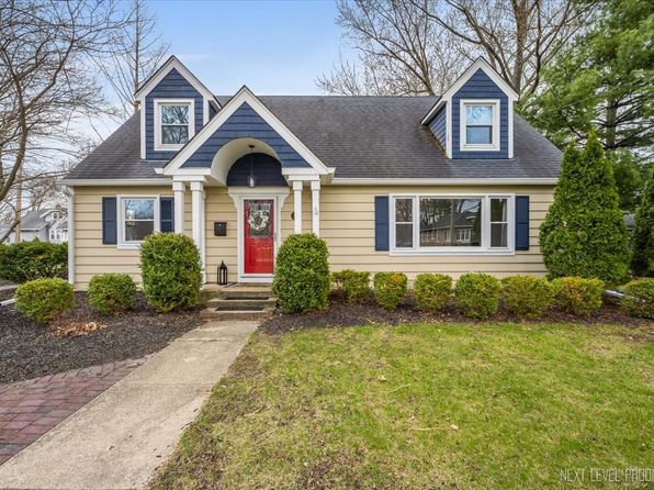 27 Woodlawn St, Geneva, IL 60134