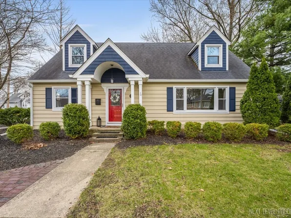 27 Woodlawn St, Geneva, IL 60134