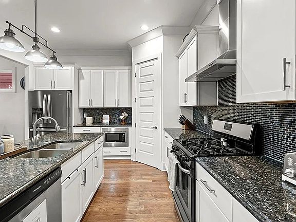 5th image of 906 Youngs Ln