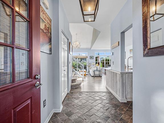 3rd image of 765 Hillview CIRCLE