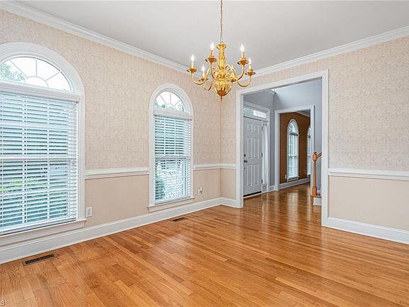 5th image of 909 Haddington Ct S