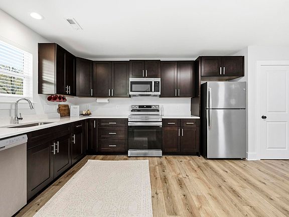 3rd image of 8 Robin Hood Rd