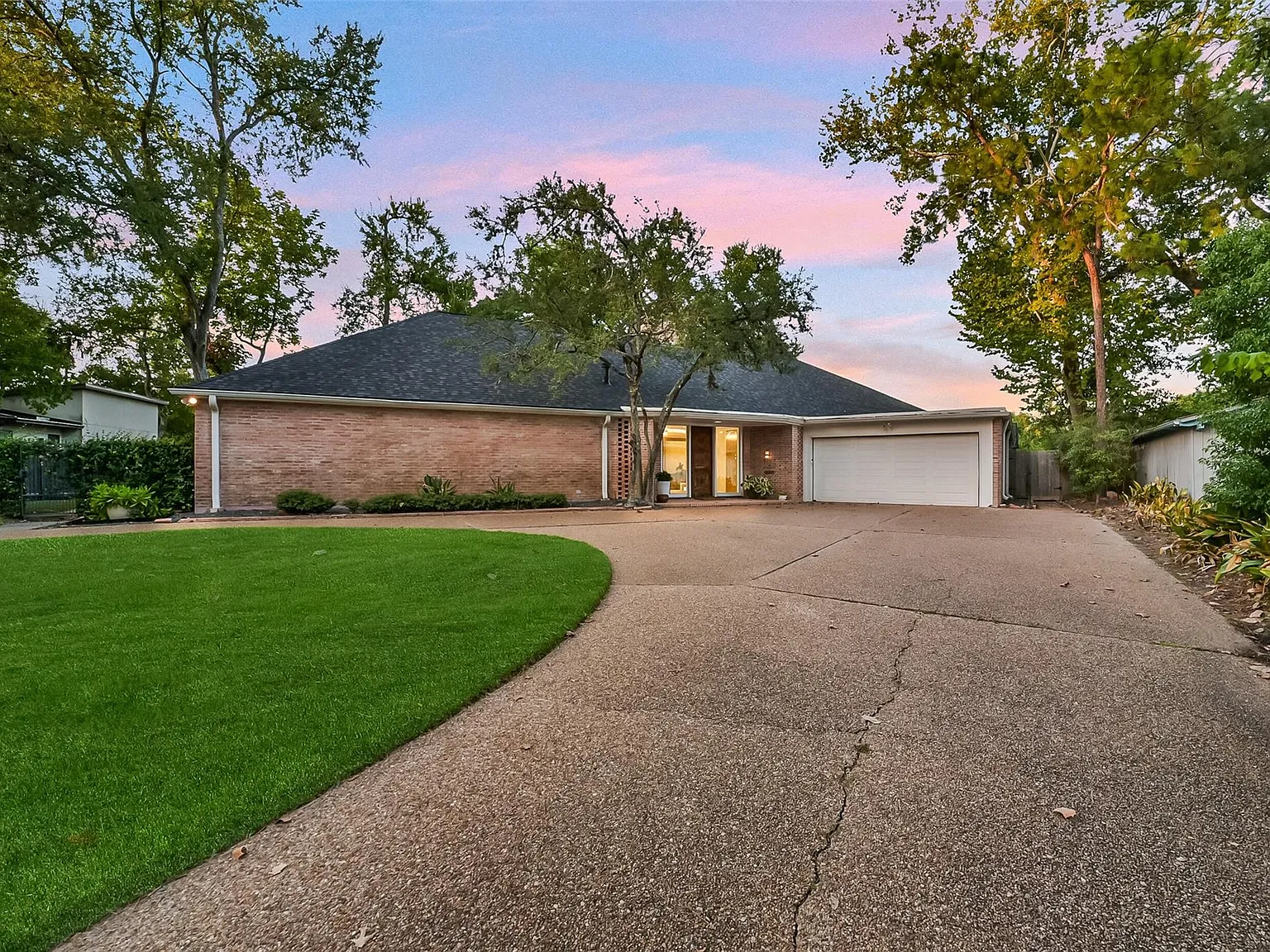 4 bed, 4.5 bath, 5823 sqft, $13,500 — Photo 1