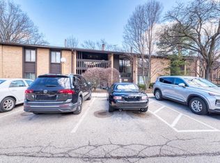 6103 Knoll Valley Dr APT 104, Willowbrook, IL