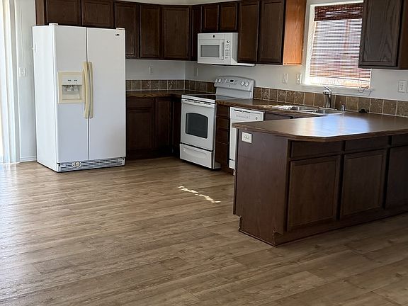 3rd image of 371 Bridgeport Ave