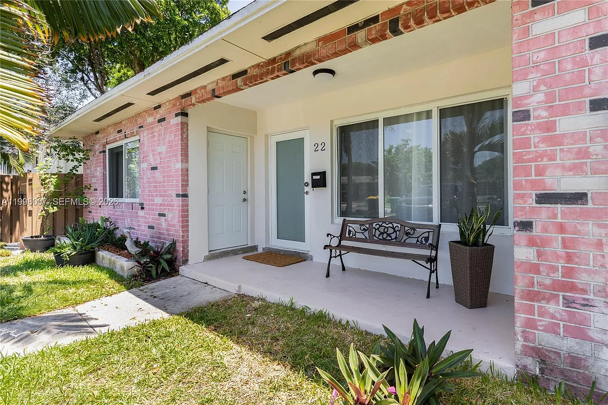 Photo 2 of 20 - 20 SE 13th Ter #12 - Dania Beach, FL Building Photo - 20 SE 13th Ter #12