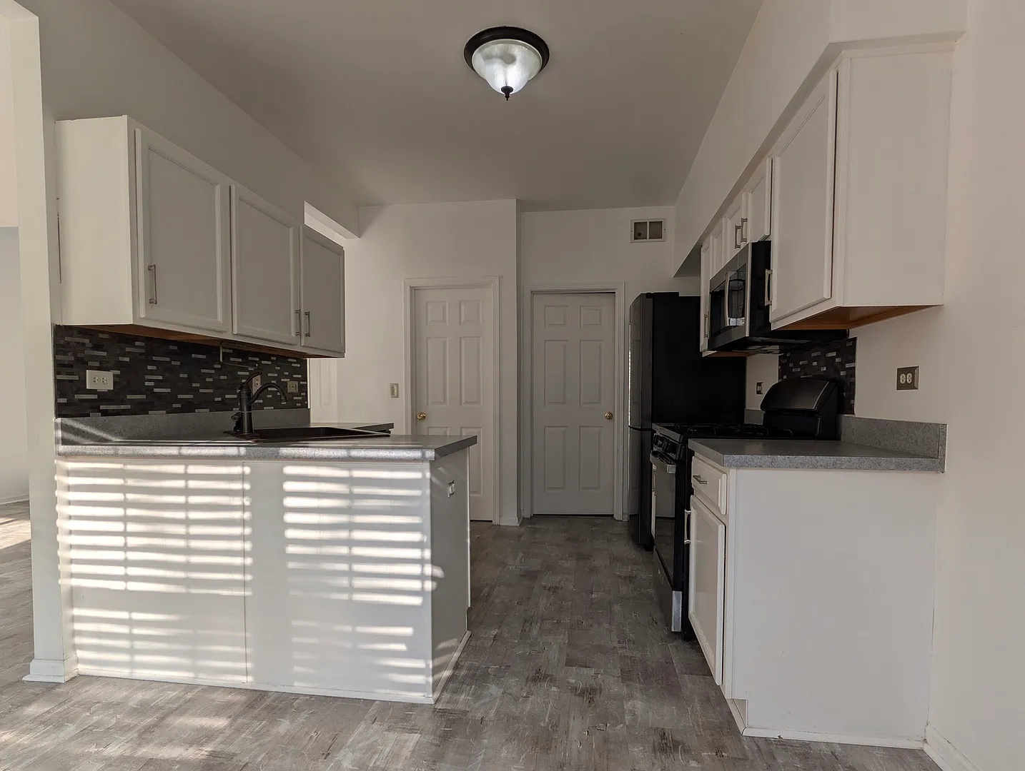 3 bed, 1.5 bath, 1271 sqft, $2,700 — Photo 2