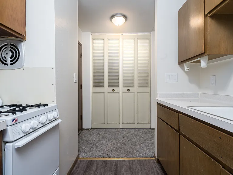 2 Bed / 1 Bath - 1,000 SF - Unrenovated Kitchen 2 Bed / 1 Bath - 1,000 SF - Unrenovated Kitchen