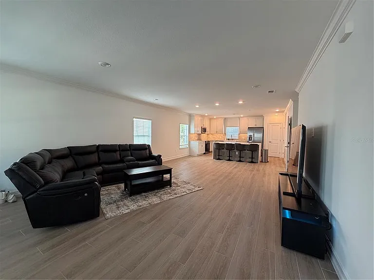 1523 W Chestnut St — Photo 6
