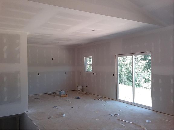 3rd image of 390 Gardenia Dr