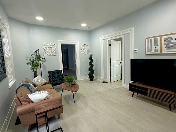3rd image of 1422 Starkweather Ave