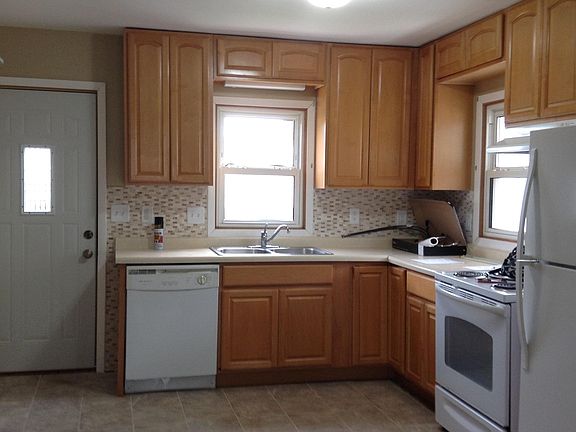 3rd image of 6 Marian Dr