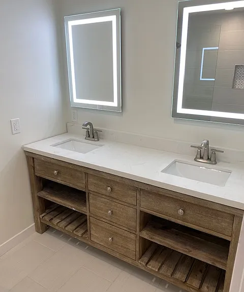Primary en suite bathroom