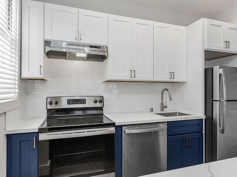 2200 Leavenworth — Photo 24
