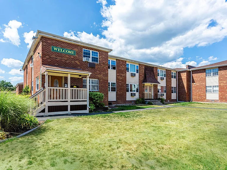 Stevens Manor Apartments — Photo 2