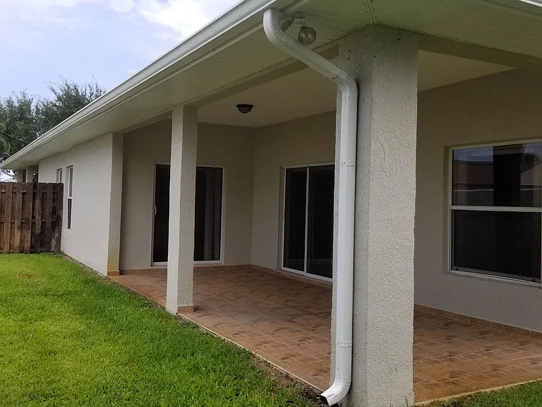 572 Lee Ave — Photo 4