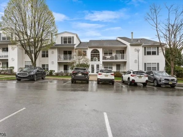 84 Crestview Ln, Mount Arlington, NJ 07856