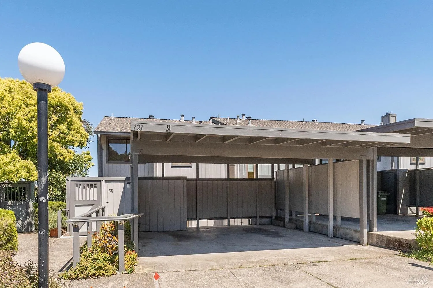 121 Sylvia Way photo 1