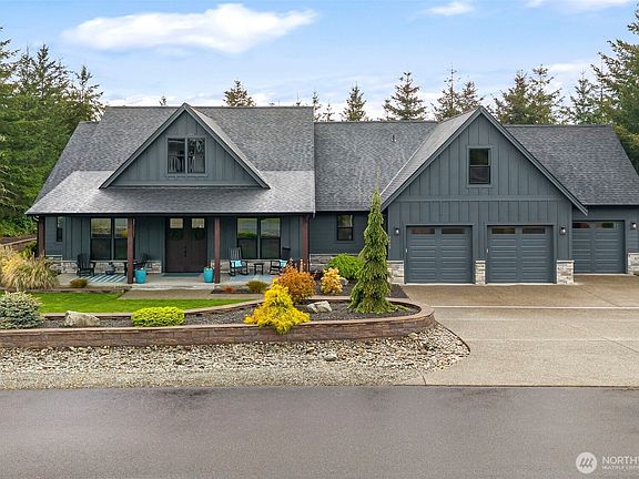 2nd image of 5040 Coppermill Court NE
