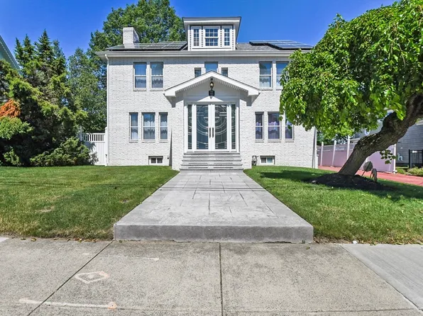 1498 Robeson St, Fall River, MA 02720