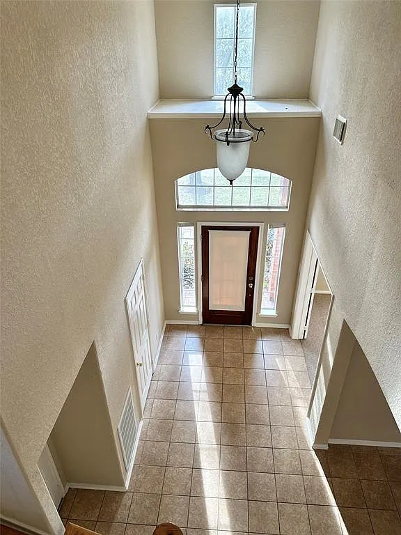 4 bed, 2.5 bath, 2940 sqft, $2,800 — Photo 3