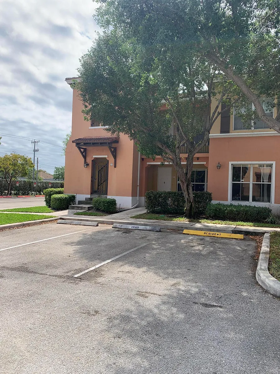 Building Photo - 3549 Forest Hill Blvd #25