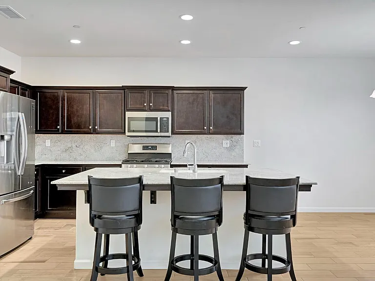 2153 Lombard Ln — Photo 10
