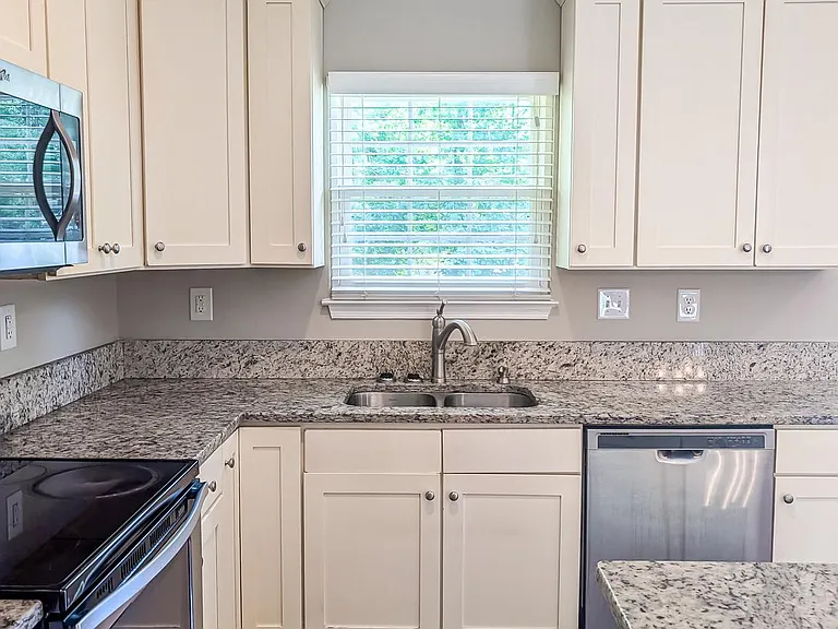 21530 Warwick Ct — Photo 6
