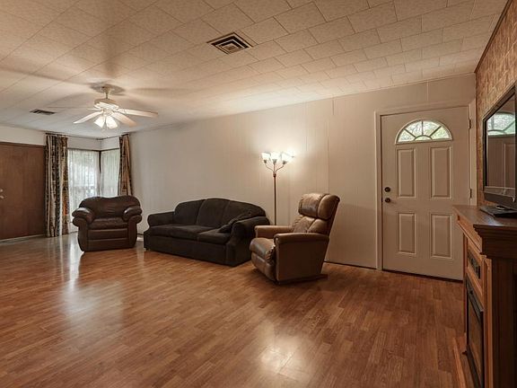 3rd image of 404 W Dunbar St