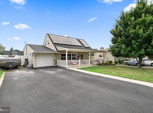 16 Canoe Birch Rd, Levittown, PA 19057