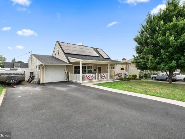 16 Canoe Birch Rd, Levittown, PA 19057