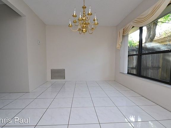 5th image of 676 Holbrook Cir
