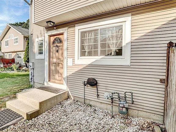 3rd image of 48 Brookside Dr W