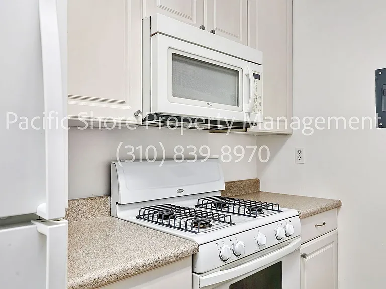868 West Knoll Apartments — Photo 27