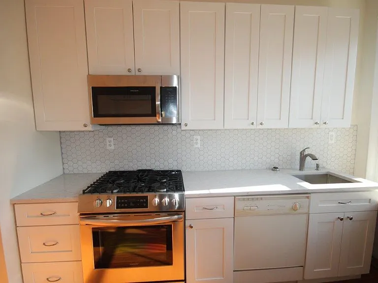 1000 Hudson St #404 — Photo 3