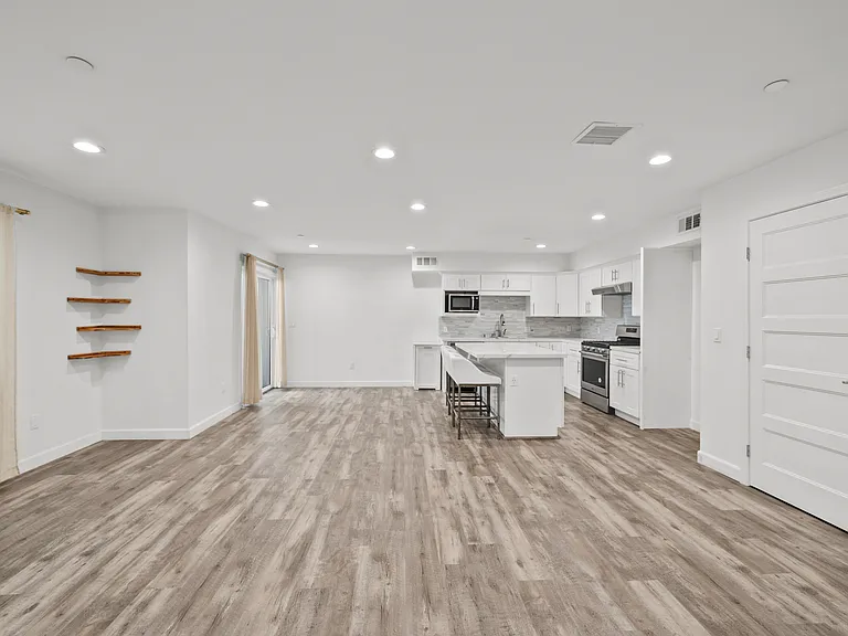 9104 Burnet Ave — Photo 6