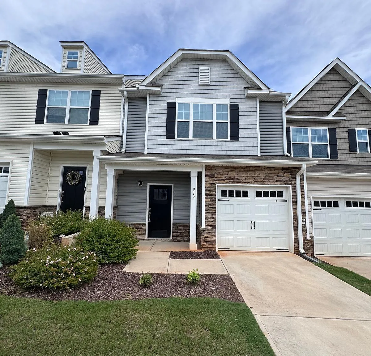 3 bed, 2.5 bath, 1560 sqft, $1,850 — Photo 1