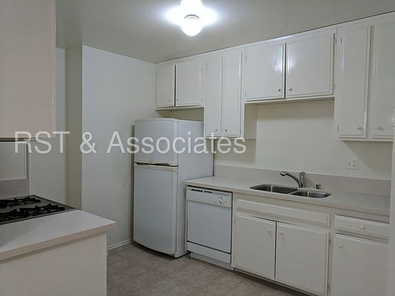 4th image of 1419 S Bentley Ave APT 103