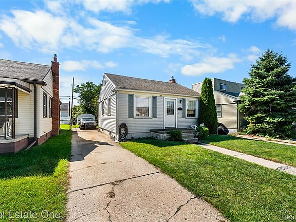 3rd image of 12937 Castle St