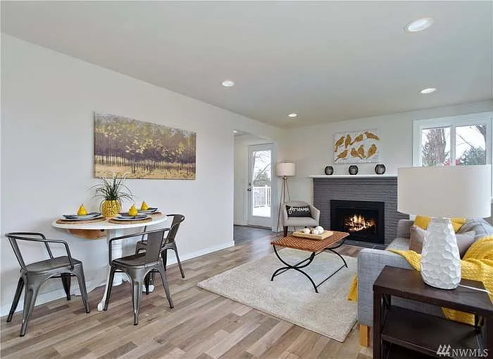 Upstairs living room - 509 SW 104th St