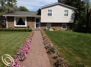 9155 Glasgow Dr, White Lake, MI