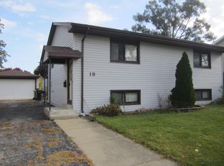 18 Grow Ln, Streamwood, IL 60107