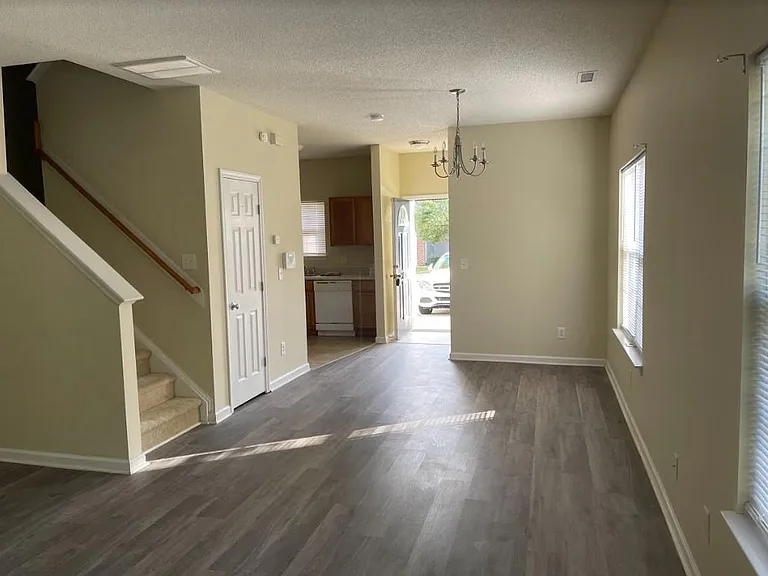 3131 Manhasset Ln — Photo 3