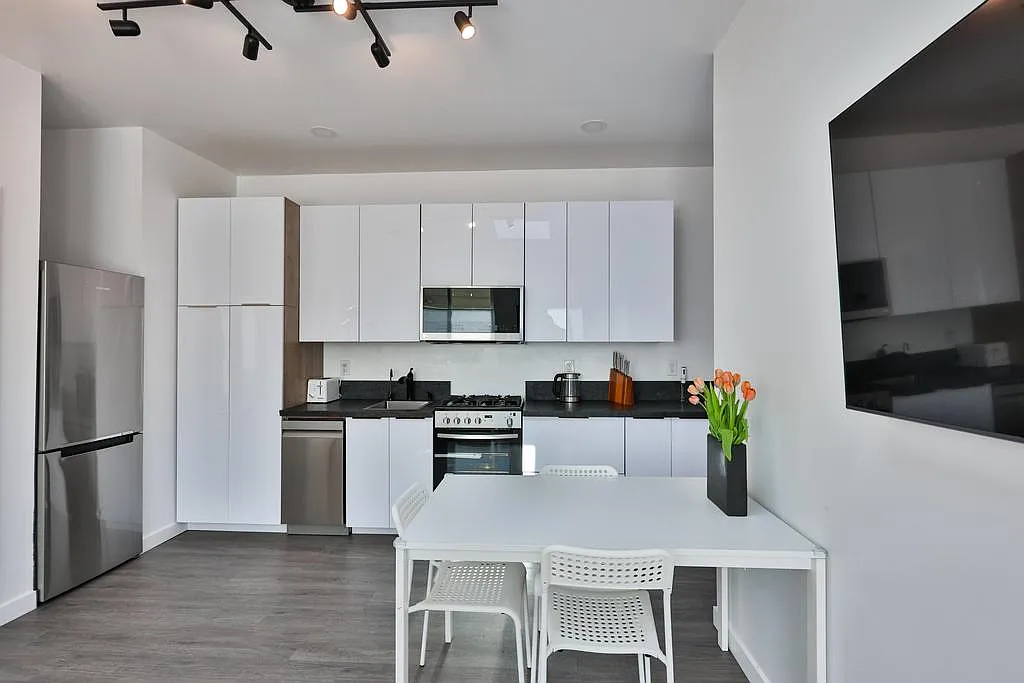 2 bed, 1.0 bath, $5,700 — Photo 2