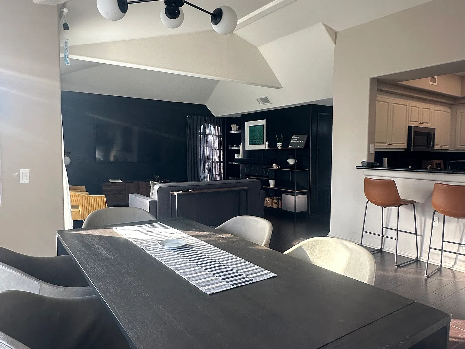 2 bed, 1387 sqft, $4,100 — Photo 1